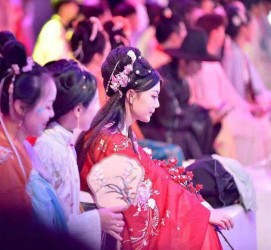 清远汉服模特兼职(想做汉服模特去哪里找)