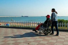 清远八旬老人推轮椅带老伴游中国(为了方便推轮椅带老伴出门)